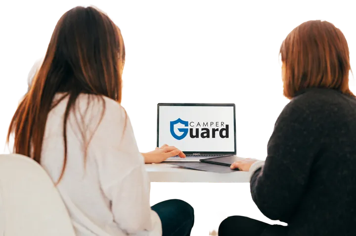 Beratungsgespräch mit CamperGuard Präsentation auf einem Laptop