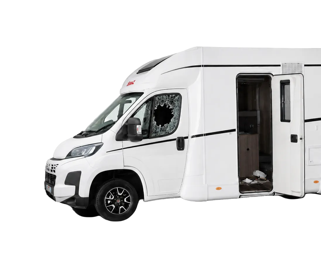 Foto eines Wohnmobils mit geöffneten Türen. Die dargestellten Einbruchsspuren wurden mit KI ergänzt.