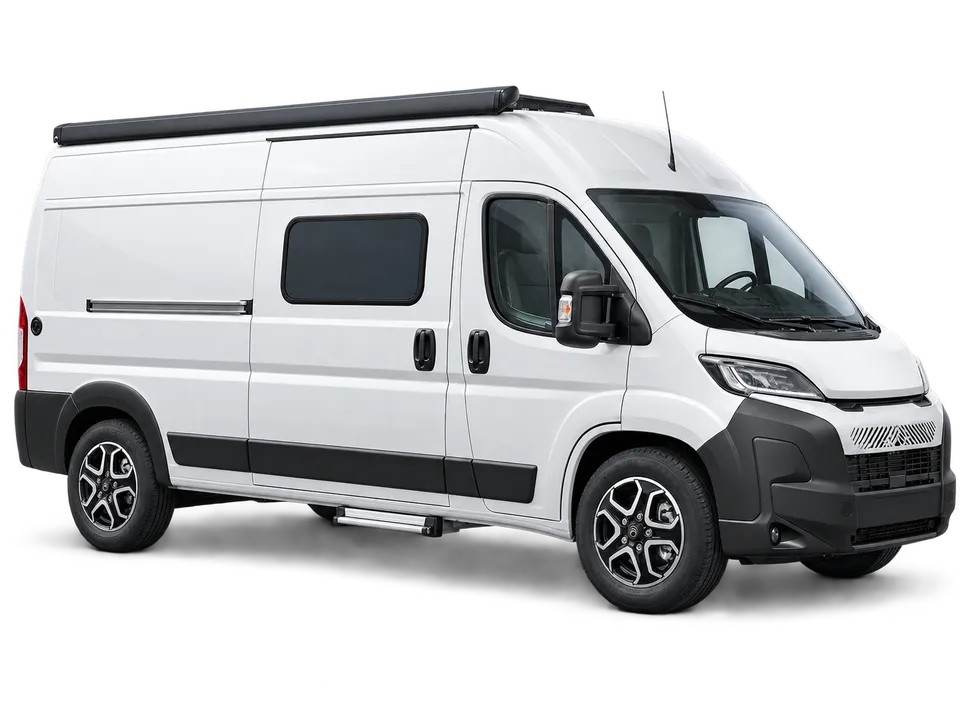 Freigestellter weißer Campervan in Dreiviertelansicht