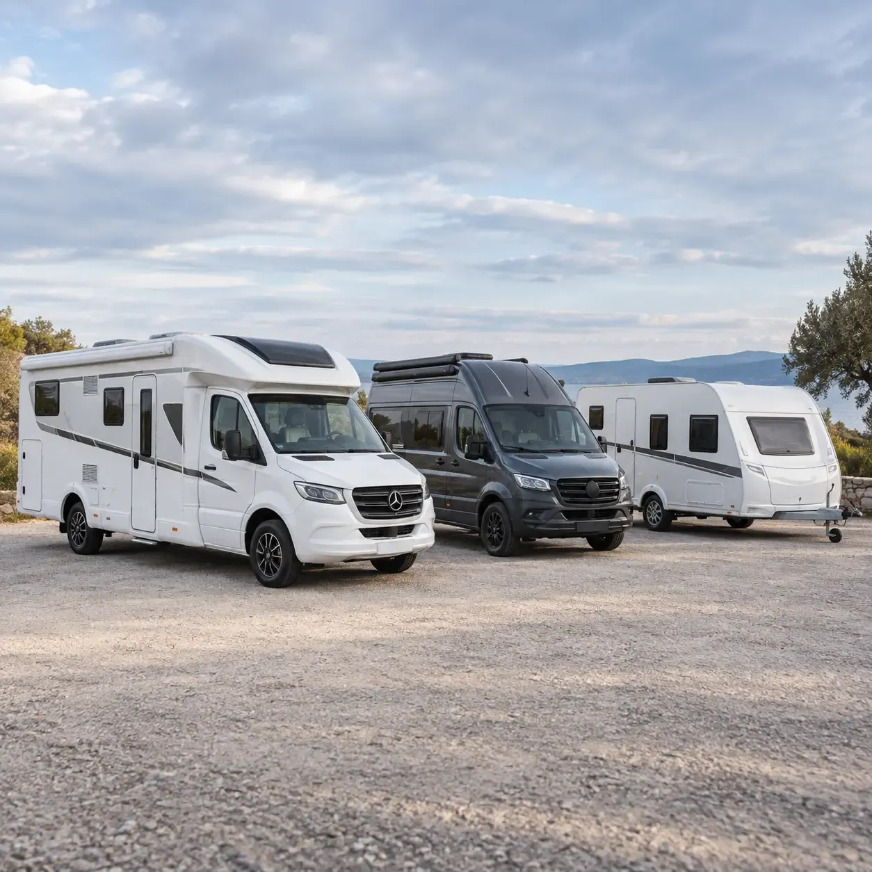 Wohnmobil, Campervan und Wohnwagen nebeneinander auf einem Stellplatz