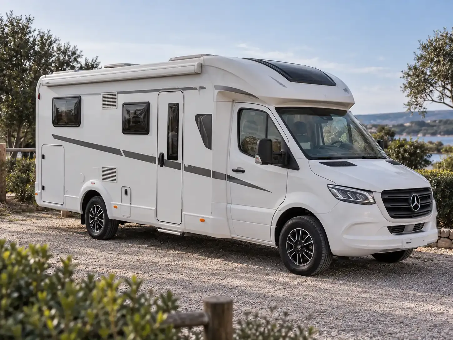 Abgestelltes Wohnmobil mit geschlossenen Türen und Fenstern