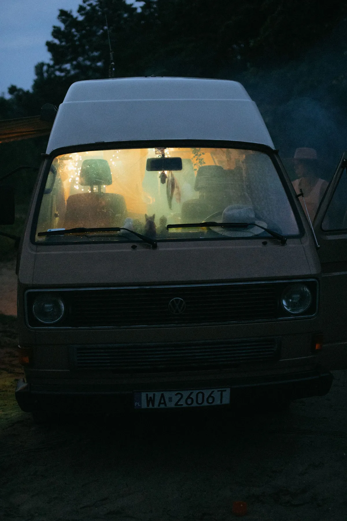 Beleuchteter Camper bei Dunkelheit auf einem Stellplatz